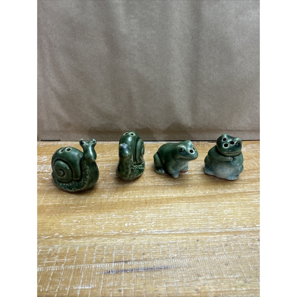 Cracker Barrel  Frog and‎ Snail Green Mini Salt & Pepper Shakers